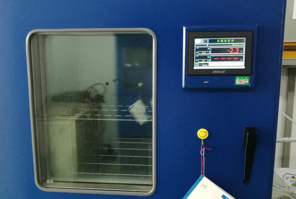Mikrowellenanlage mit Temperaturregelgerät und Prozesskammer
